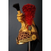 <p>Elmo da ufficiale dei Dragoni, con coppo lastronato in oro, modello 1858 Francia Secondo Impero, appartenuto ad un Nobile di Tolosa.</p> <i>Dame e Cavalieri</i>