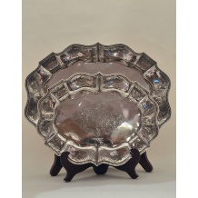 <p>Rara coppia di piatti ovali in argento.<br />Bottega all'insegna del Torchio da vino.<br />Milano, met&agrave; XVIII secolo.</p> <i>Sisters' Antiques di Parmegiani Elena</i>